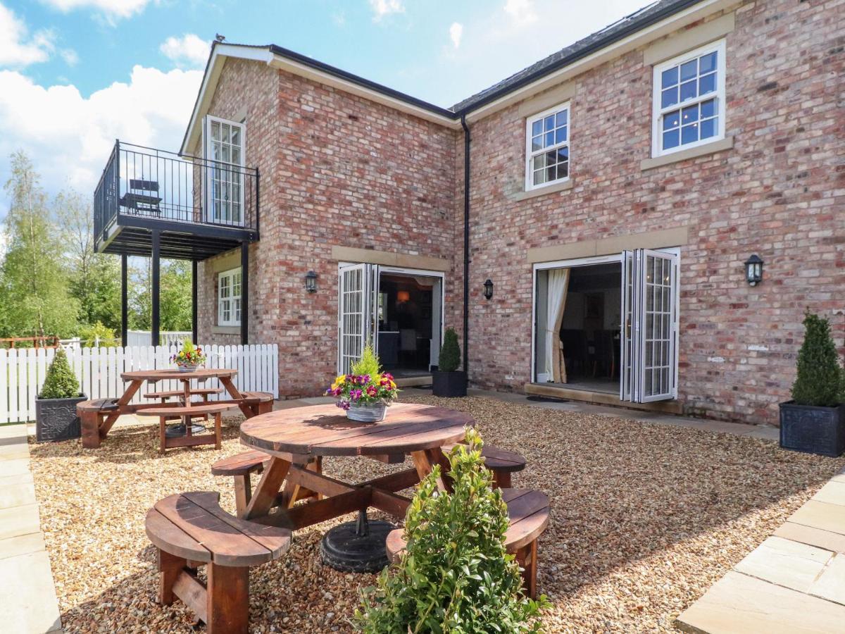 Villa Moor End Manor à Poulton-le-Fylde Extérieur photo